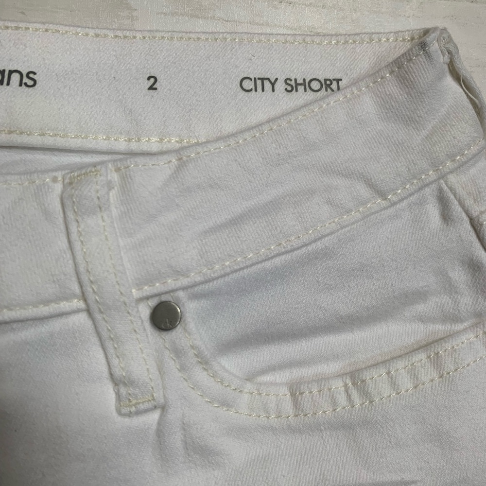 NWT Calvin Klein White Shorts with Smudges - Picture 5 of 13
